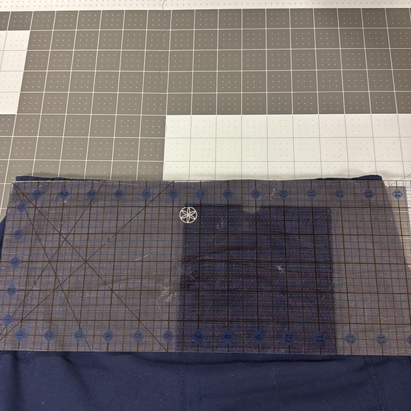 Gaiam Leggings with Side Pockets in NAVY - Picture 7 of 8